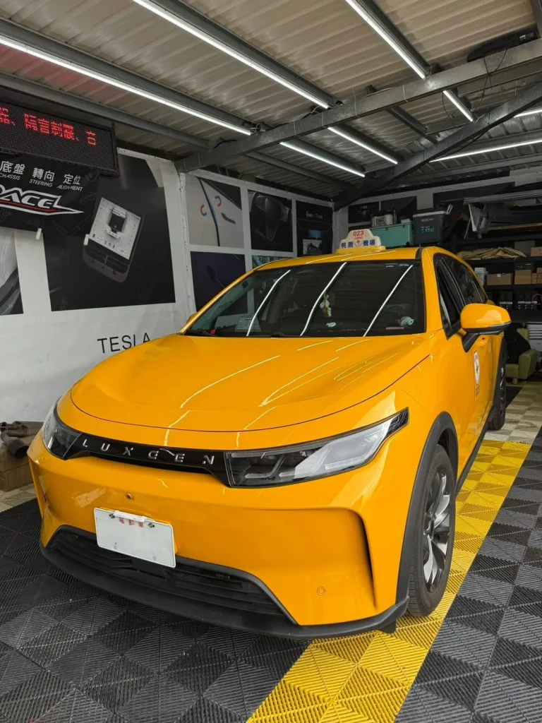 黃色 LUXGEN n7 計程車車頭外觀，前保桿已安裝雷射防護罩，外觀幾乎看不出改裝
