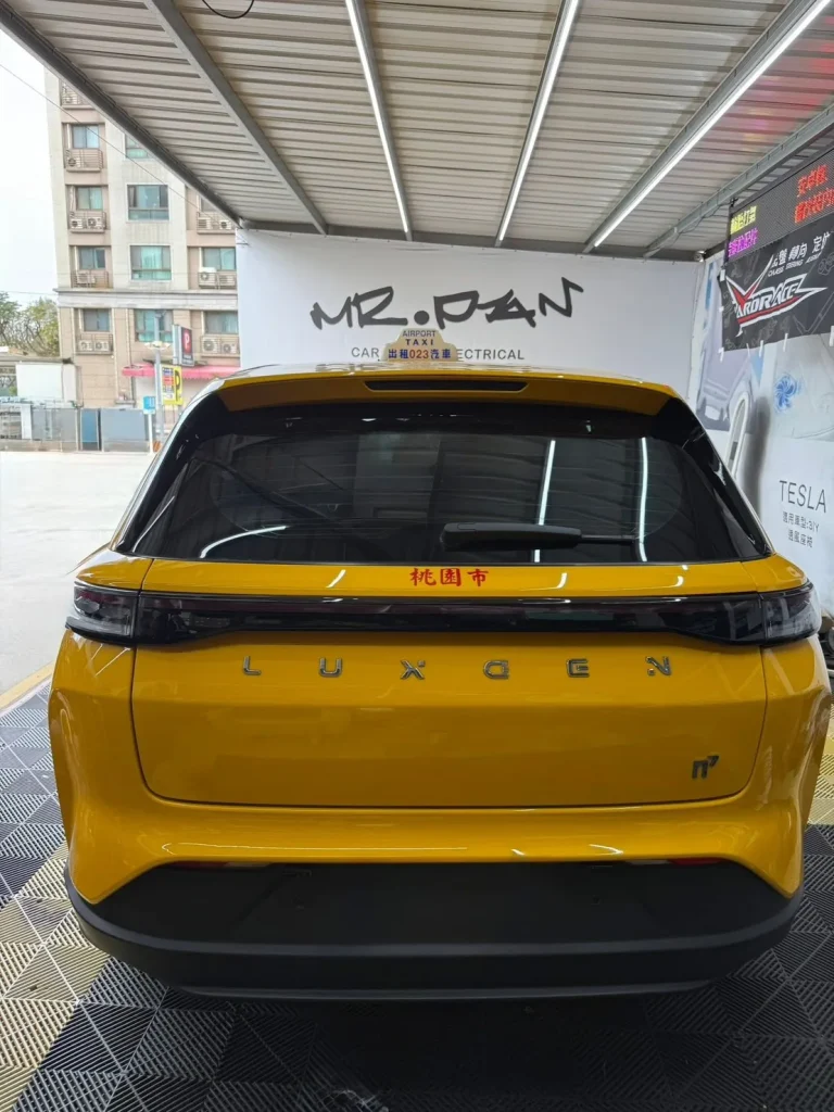 黃色 LUXGEN n7 計程車車尾外觀，後保桿已安裝雷射防護罩